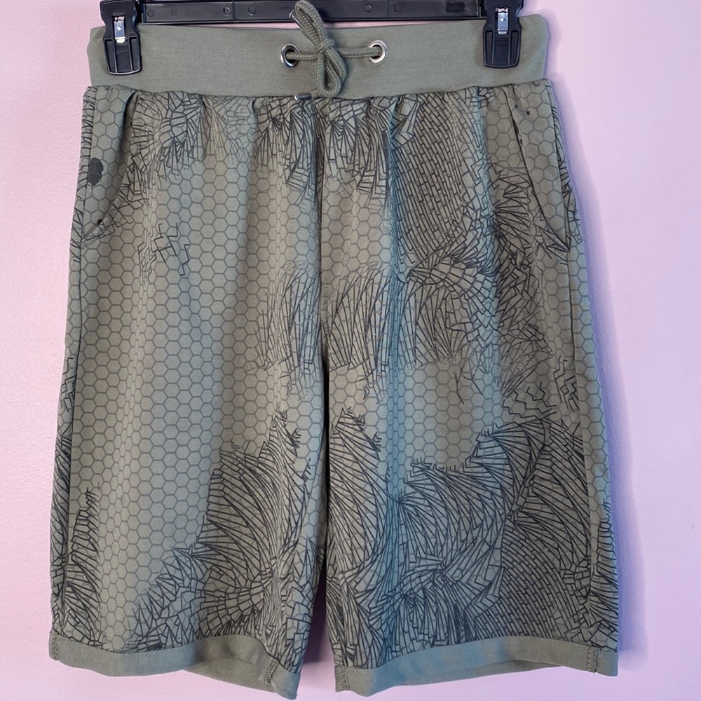 Tailored Recreation Premium- Men’s Olive Abstract Geometric Shorts Size Small